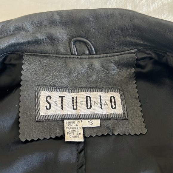 LEATHER FRONT VEST BY STUDIO SIENA BLACK LEATHER SIZE S. BACK IS MATERIAL. - Picture 9 of 16